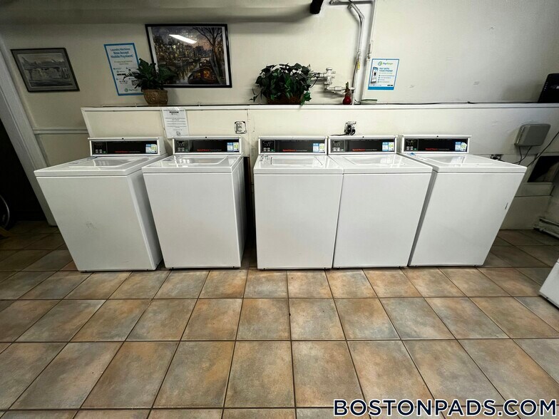 Building Photo - 518 Cambridge St