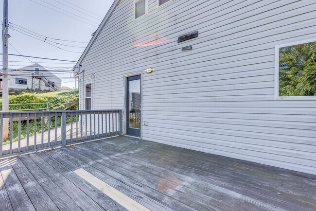 Building Photo - Available MAY 2026 - 2 Bedroom, 2 Bath Home w/ CRAZY City Views!