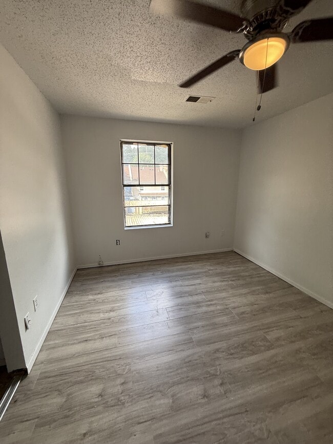 Building Photo - 4860 Chesterwood Ct