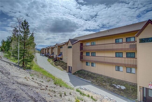 Building Photo - Buffalo Ridge - Spacious unit with Wifi, Covered Parking & Clubhouse