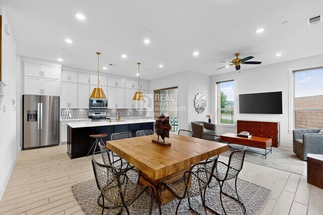 Building Photo - 1077 Maverick Dr