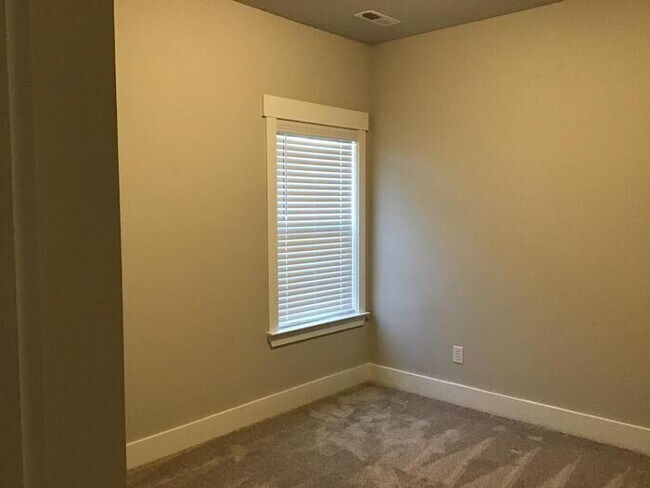 Building Photo - 700 Rivulet Dr SW