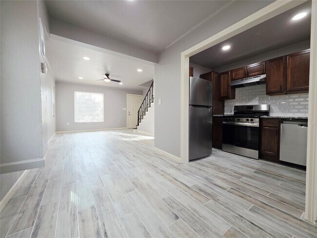 Building Photo - 2722 N Lyons Dr