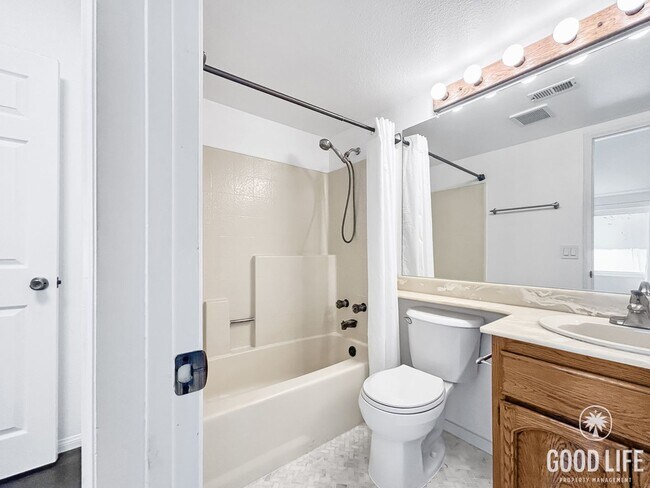 Building Photo - Great 2B/2.5BA Townhome in Kensington!