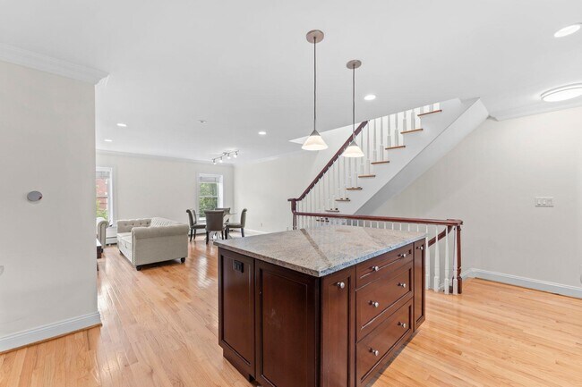 Building Photo - 326 Park Ave