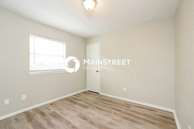 Building Photo - 3 Bedroom Pet-Friendly Home in YUKON, OK with Main Street Renewal