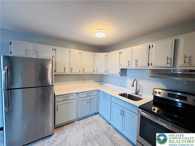 Building Photo - 402 S Bradford St