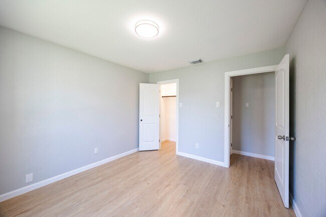 Building Photo - Beautifully remodeled single story home --3 bedrooms, 2 Full baths, and large Covered Patio with ...