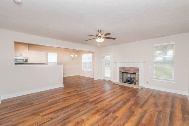 Building Photo - Beautiful and spacious 2 Story in Summerton Village!   ** HOLIDAY SPECIAL! **