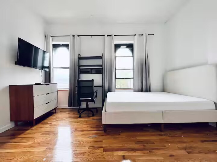 Building Photo - Furnished room/NOT APARTMENT