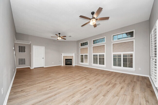 Building Photo - 1410 Long View Dr