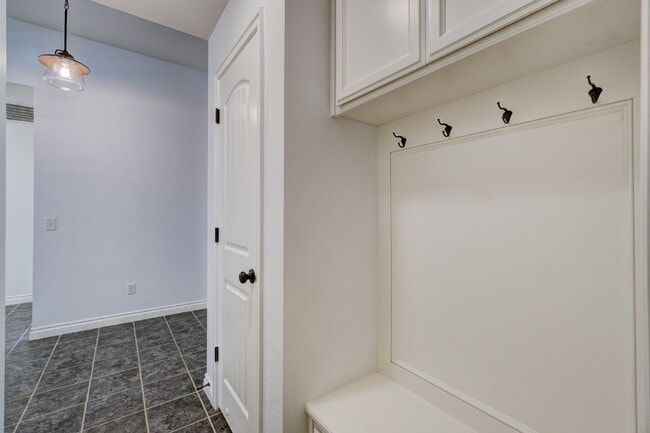 Building Photo - 3900 Sierra Vista Way