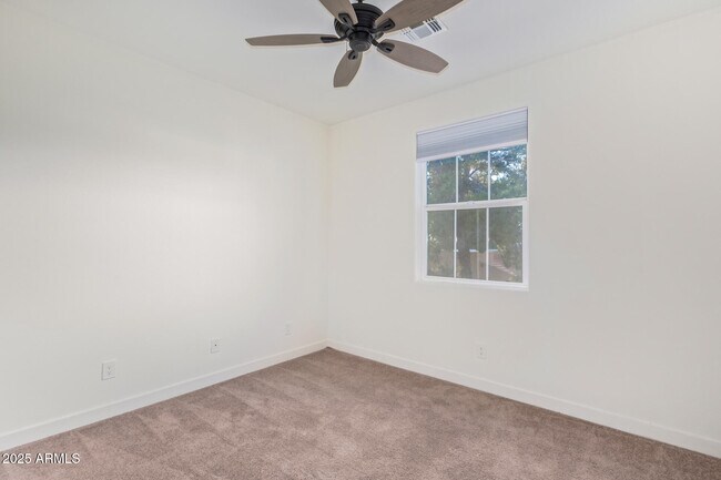 Building Photo - 3218 W Glendale Ave