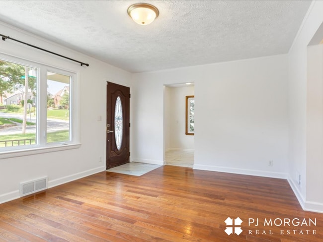 Building Photo - 3 bedroom , 2 bathroom House - Recently Up...