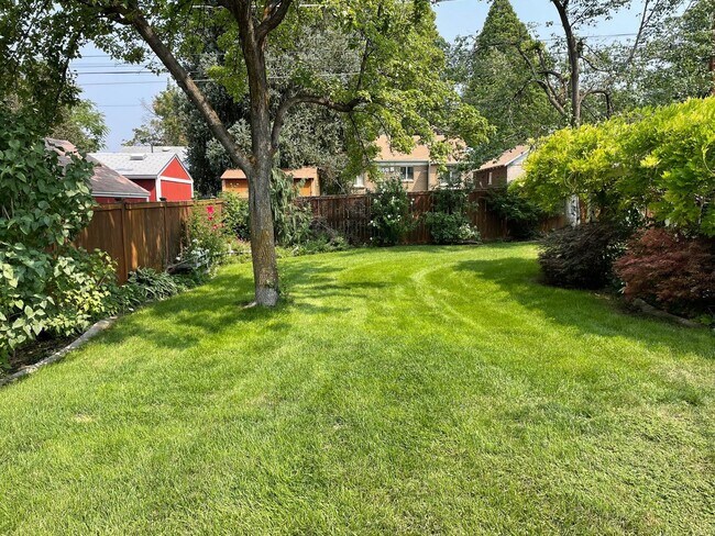 Building Photo - STUNNING 4 bd. 2 bath Executive Sunnyside ...