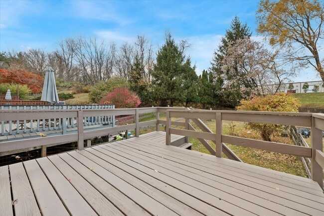 Building Photo - Available Now – Beautifully Updated 3 Bedr...