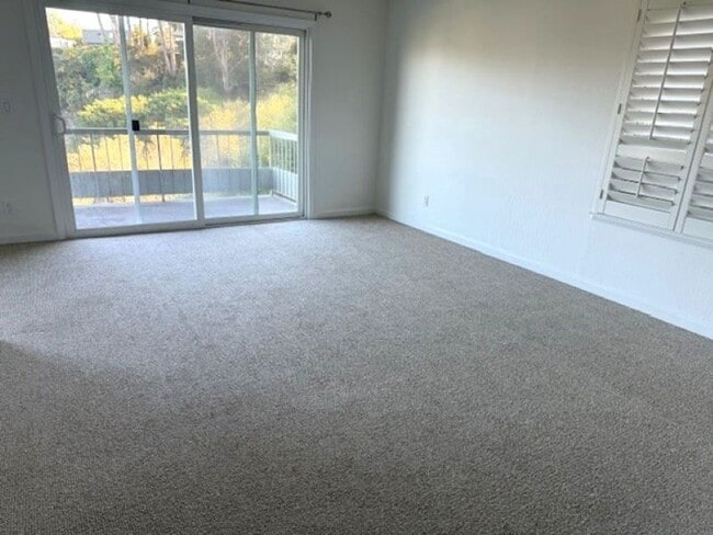 Building Photo - Newly Updated Condo with In-Unit Laundry and View