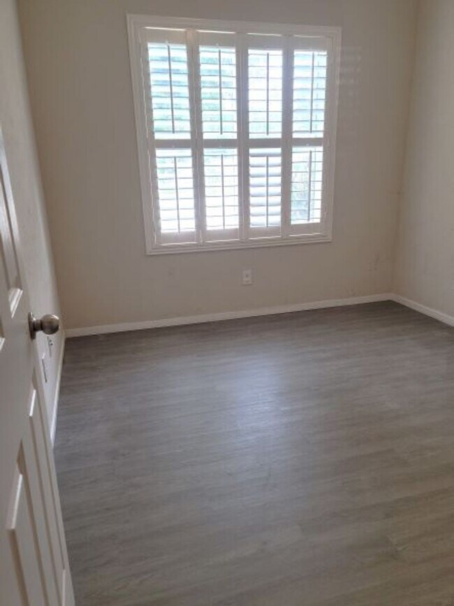 Building Photo - Single story with lots of tile in living a...