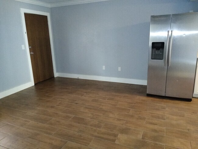 Building Photo - Blue Pointe