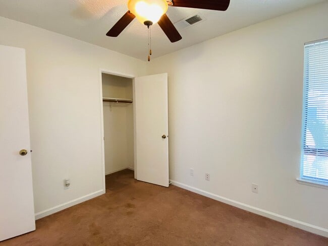 Building Photo - $2,050 Ashlan & Fowler, 3 Bedroom Home - H...