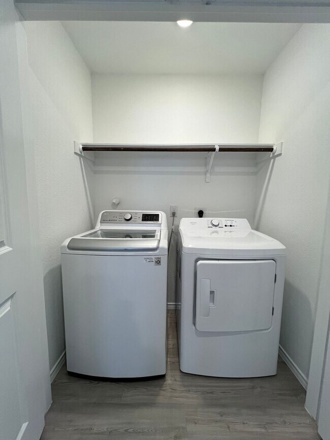 Building Photo - NEW AND VERY AFFORDABLE 4BDRM HOME IN LOND...