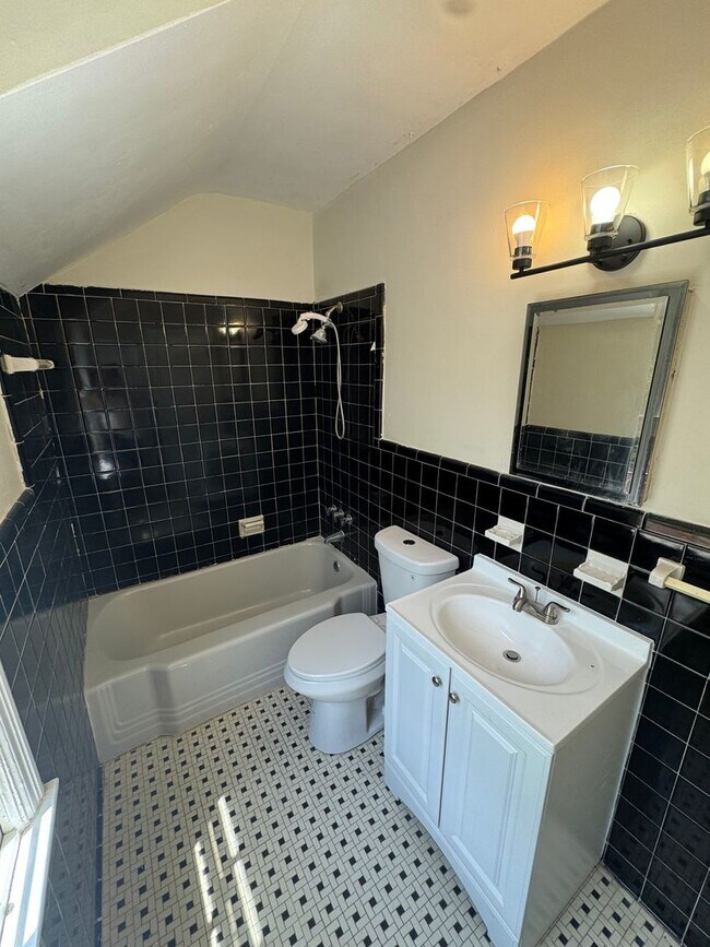 Building Photo - Large spacious home