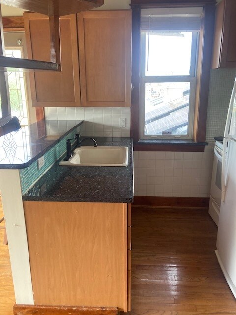 granite countertop and sink - 915 Monastery St