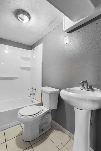 Building Photo - 1347 Samoa Dr