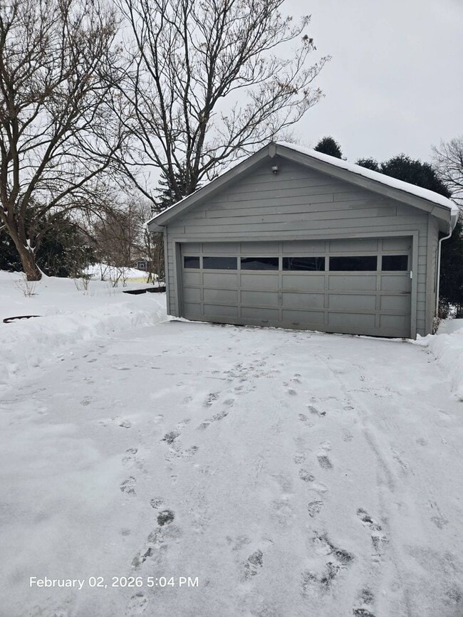 Building Photo - Charming 3-Bedroom Property in Prime Location