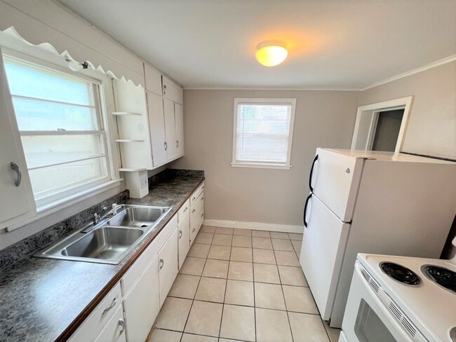 Building Photo - Spacious 2Bdr, duplex Apt with Garage Half block west of KSU