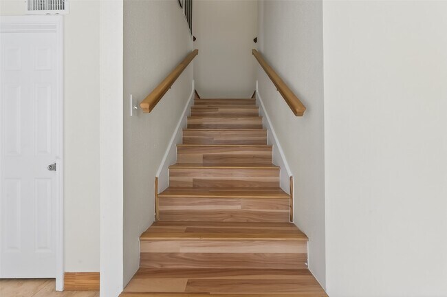 Building Photo - 16117 Singapore Ln