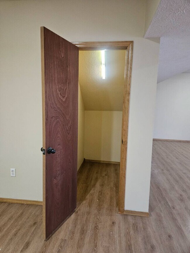 Building Photo - WOW! Look at this property ! You cant beat this price in NIXA-3200 SQ FT