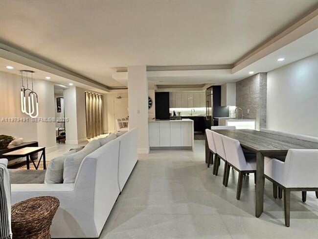 Building Photo - 900 Bay Dr