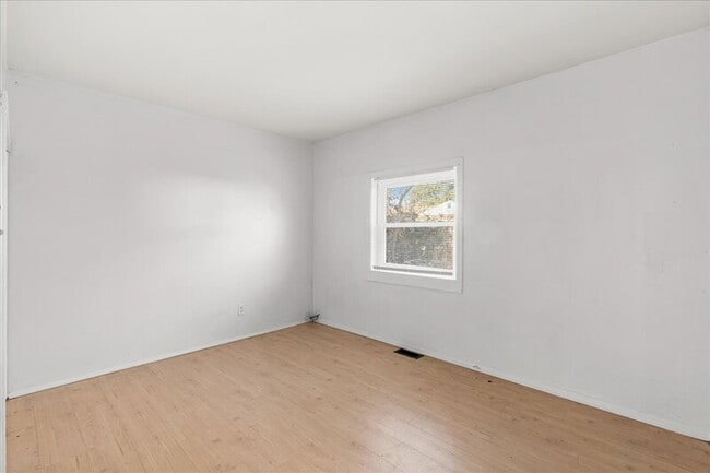 Building Photo - 28 Crescent Dr