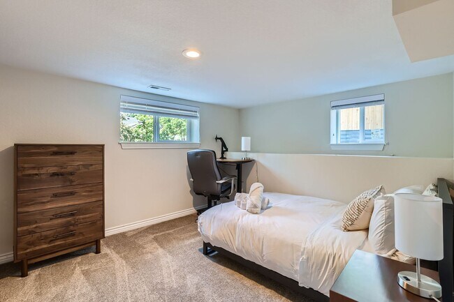 Building Photo - Highlands 2 BDR Turnkey Home