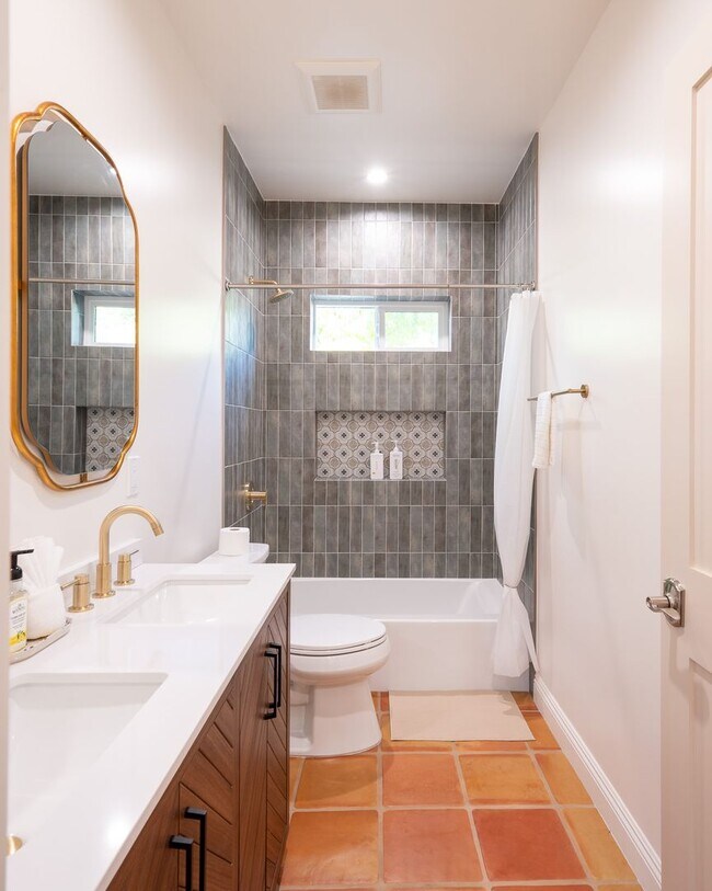 Building Photo - Contemporary New home in Monrovia