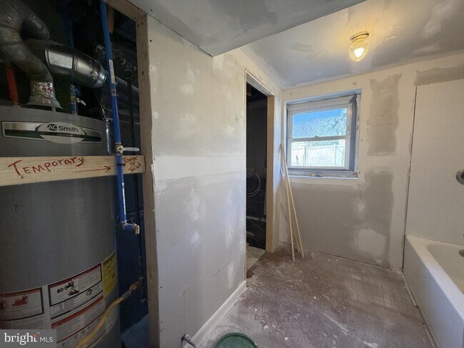 Building Photo - 322 W Nicholson Rd