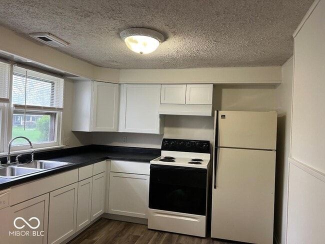 Building Photo - 741 N Rangeline Rd