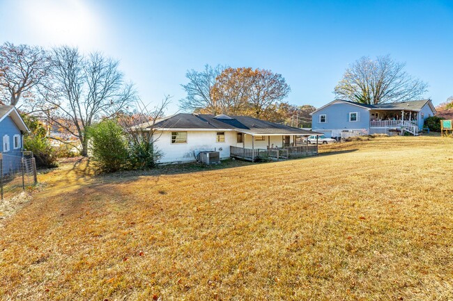 Building Photo - 2 bedroom, 1 bath unit in the heart of Eas...