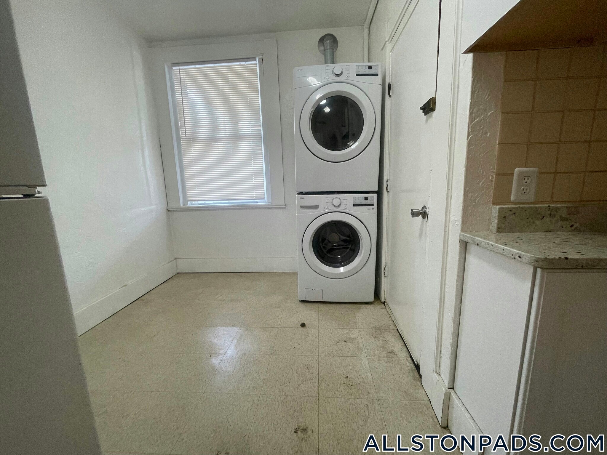 Building Photo - 4 Adella Pl