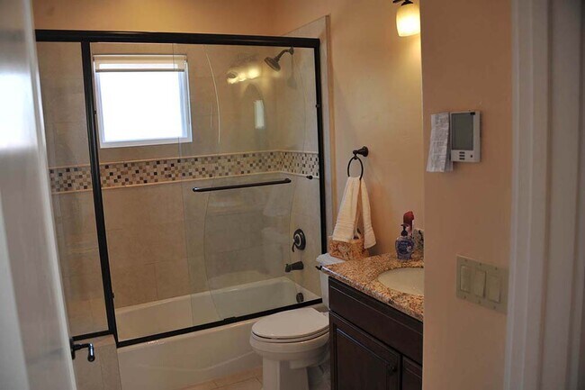 Building Photo - 225 W Angela St