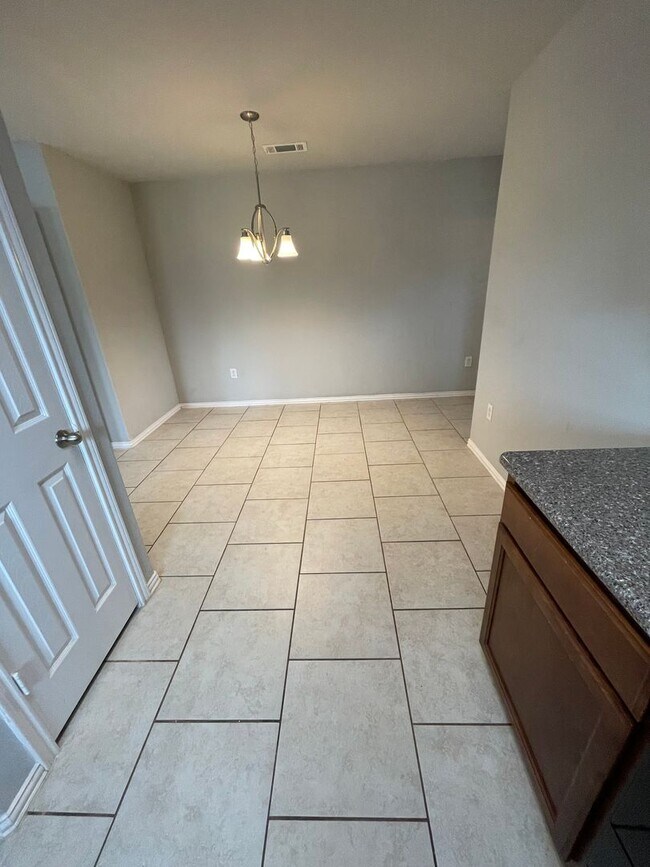 Building Photo - 1101 Parkview Dr