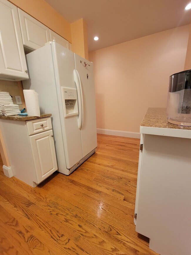Building Photo - Spacious and Rare 3 Bd 2 Bath Near Fort Hill With Off Street Parking