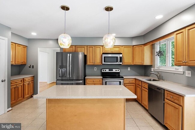 Building Photo - 18 Lakeview Dr