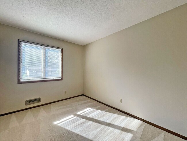 Building Photo - 4-Level Home with Fireplace & Big Yard is ...