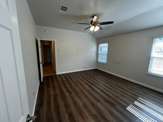 Building Photo - 3BR w/ Fenced Backyard + Garage in Round Rock