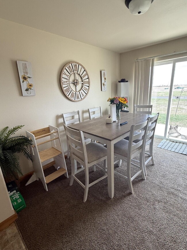 Building Photo - "Spacious 3-Bed & 2.5 Baths in 1700 Sq Ft!"