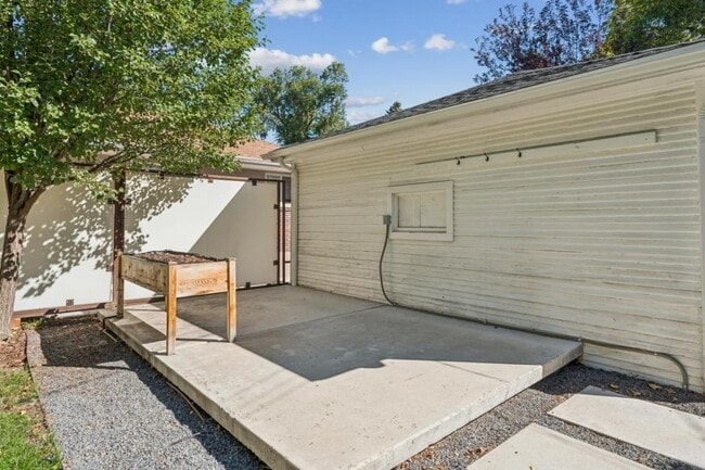 Building Photo - 1041 Yale Ave S