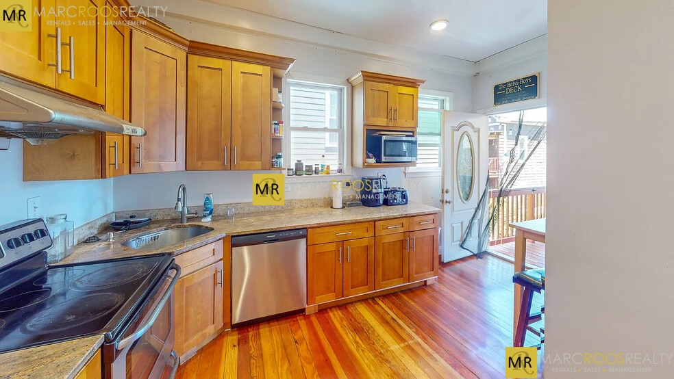 Primary Photo - 16 Carpenter St