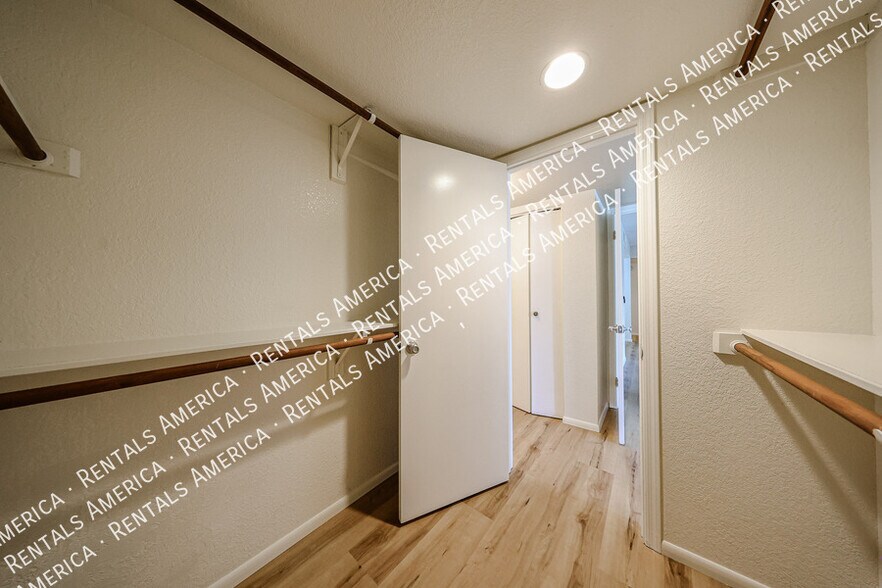 Building Photo - 2146 W Isabella Ave